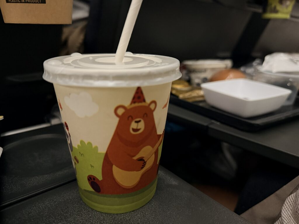 SQ35 Singapore Airlines - kids cup with milk